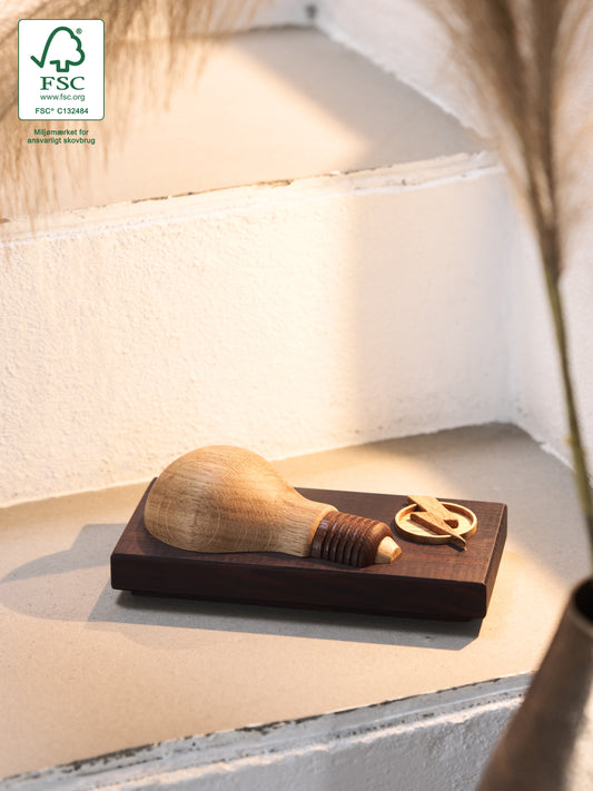 Maya Soele® BRIGHT – en handelsgave til en handelsassistent i el-artikler, smukt placeret på en hylde i hjemmet.