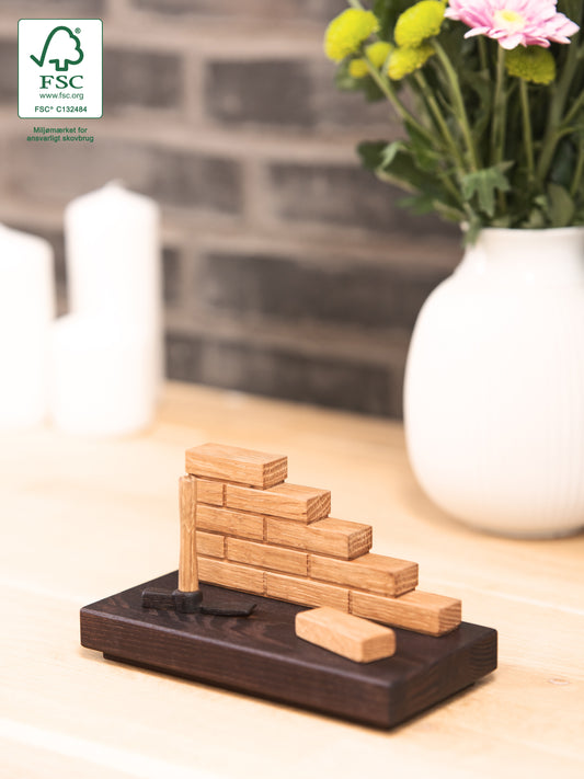 Maya Soele® BUILD – en handelsgave til en handelsassistent i byggematerialer, smukt placeret på en hylde i hjemmet.