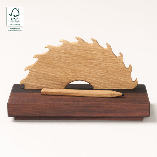 Maya Soele® LUMBER – elegant figur i FSC®-certificeret træ, designet til at hylde maskinsnedkerens faglighed og passion for træbearbejdning.