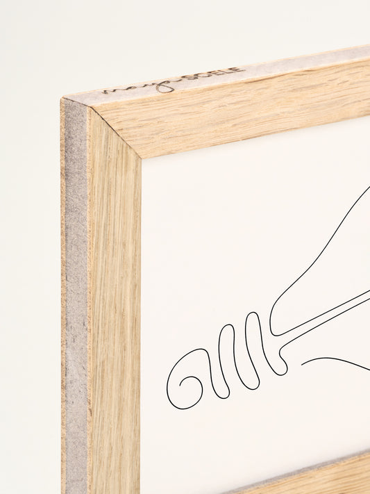 Detalje af kortet i ramme, hvor man også ser Maya Soele® logo indgraveret i trærammen.