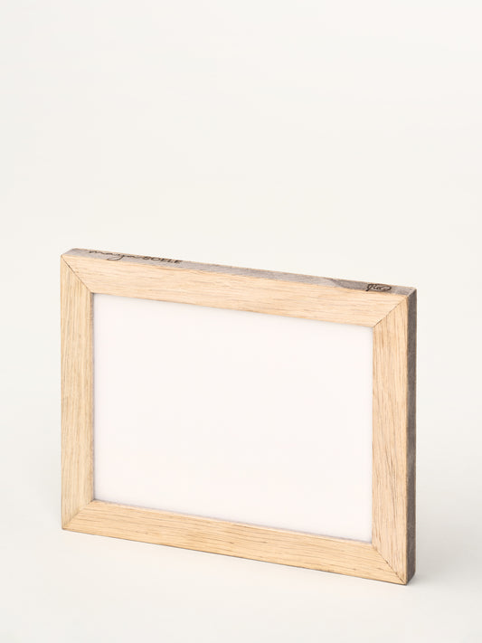 Maya Soele® Træramme set fra en skrå vinkel – en håndlavet ramme med unikke trædetaljer.