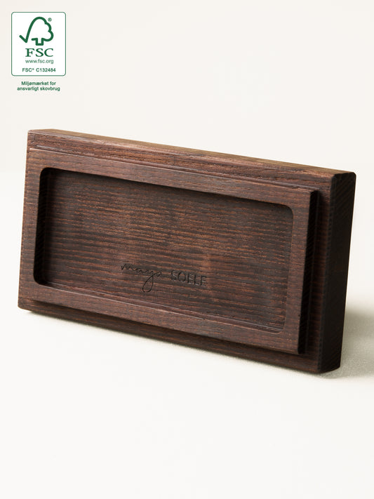 Bunden af Maya Soele® LUMBER med mulighed for personlig indgravering.